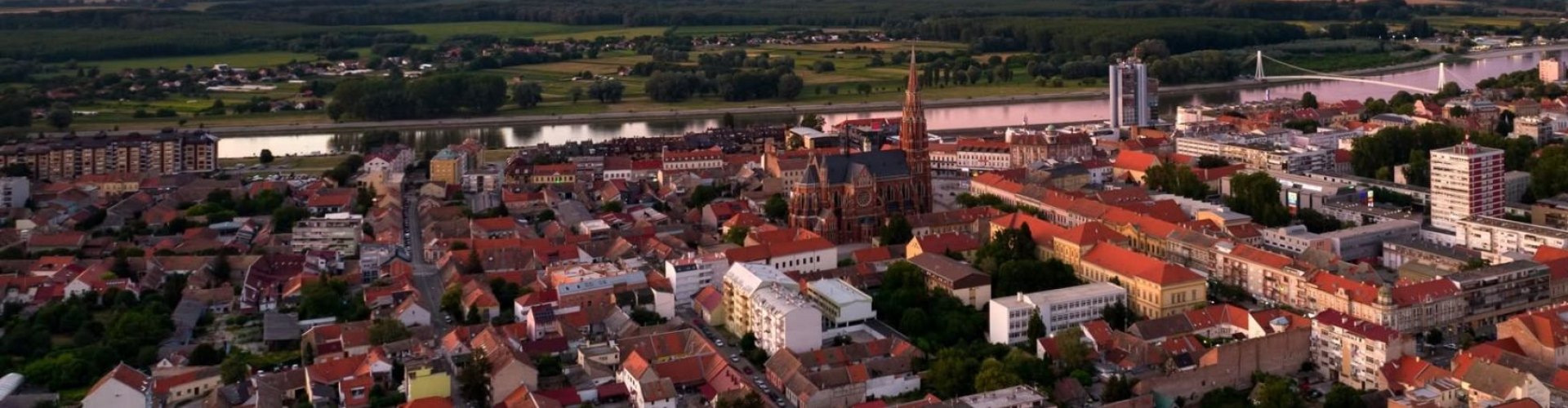 Panoramski pogled na Osijek, Dravu i gradsku promenadu u zalazak sunca