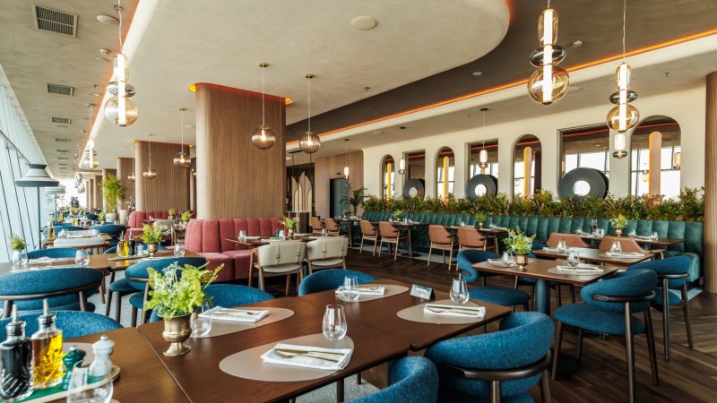 Stolovi i interijer restorana Meandar