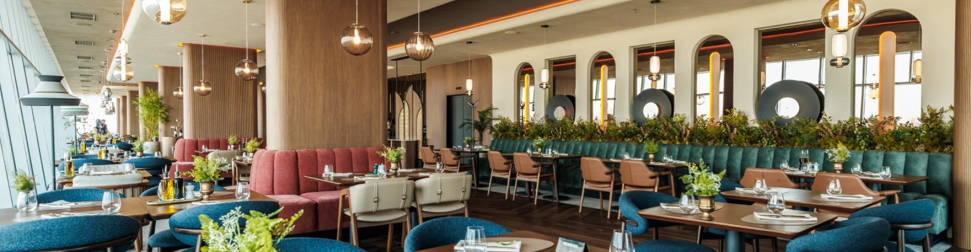Stolovi i interijer restorana Meandar
