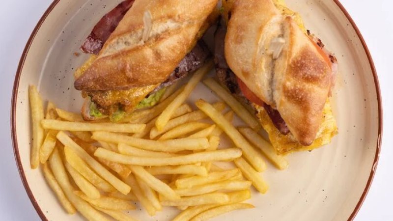 Tost i pomfrit posluženi u Merlonu u osječkoj Tvrđi