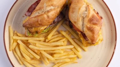 Tost i pomfrit posluženi u Merlonu u osječkoj Tvrđi
